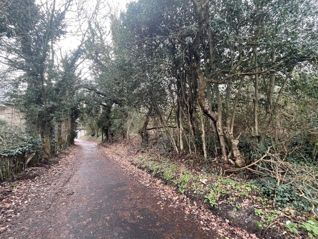 Lot: 25 - PARCEL OF WOODLAND CLOSE TO BLUEWATER SHOPPING CENTRE AND A2 - 